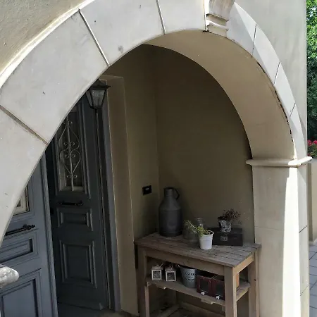 The Under The Arch أرغوستولي