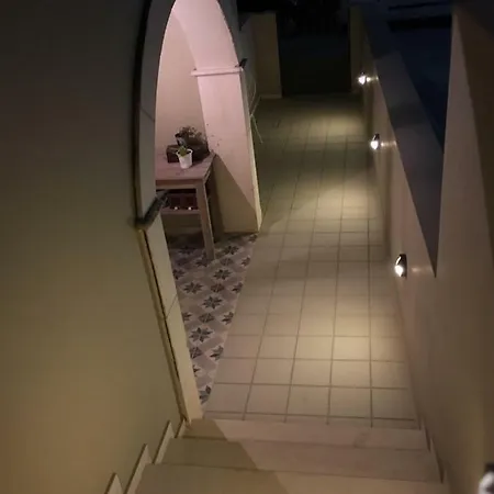 The Under The Arch أرغوستولي